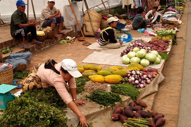 Luang Prabang Early Morning Alms Giving and Wet Market - What happens at the 5:30 a.m. pickup
