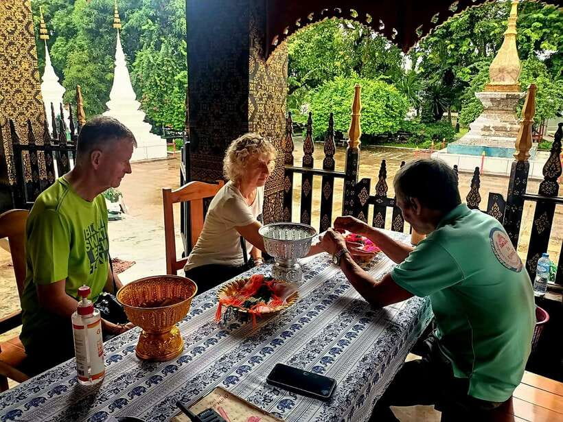Luang Prabang: Foodie Walking Tour & Monk Blessing - How the small group changes the experience