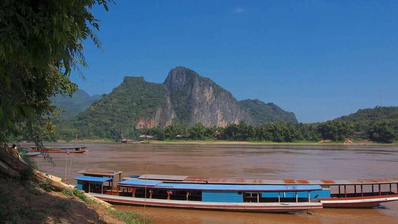 Mekong Cruise to Pak Ou Cave & Kuang Si Waterfall with Lunch - The first hour: leaving Luang Prabang for the river