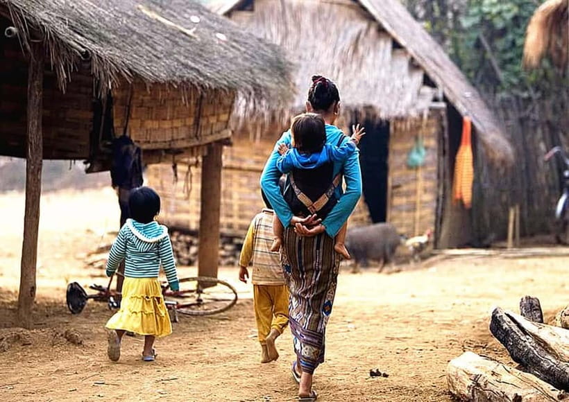 Nong Khiaw: 2-Day Trekking,Hmong village,Home Stay&Kayaking - Bamboo handicrafts with a local teacher