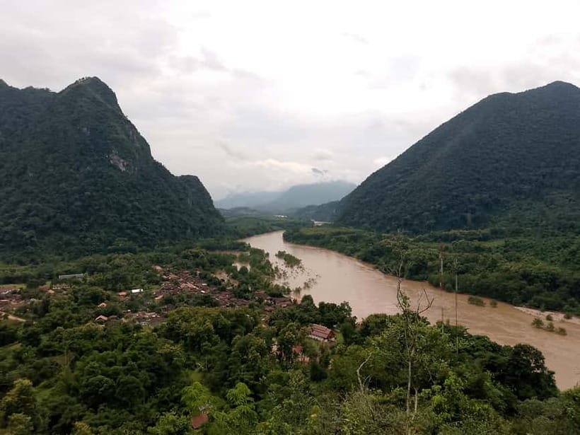 Nongkhiaw boat trip to Muang Ngoi - Leaving Nong Khiaw by boat