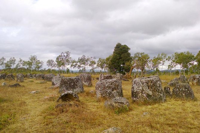 Plain of jars tour with local guide - Lunch near Lak Khai and the setting at Site 2