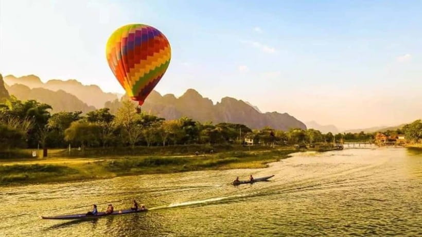 Vang vieng: Longtail boat&Hot Air Balloon&hotel pick-up - The Nam Song River by longtail boat