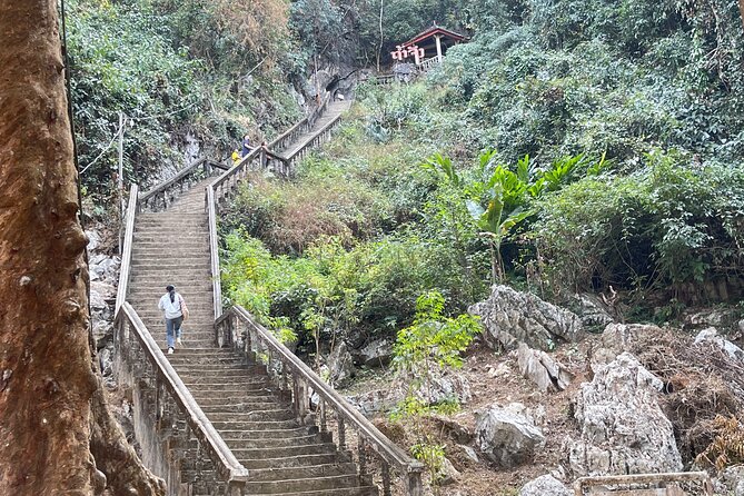 VangVieng Climbing and Ballon Area (Departure from Vientiane) - A quiet pause at Wat That